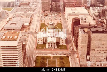 Foto aerea di St. Louis (Missouri), scattata dal Gateway Arch agli inizi degli anni sessanta da un turista italiano Foto Stock