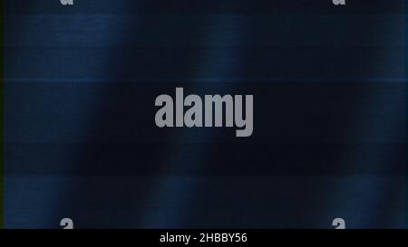 Segnale TV errato su schermo blu scuro, loop senza interruzioni. Animazione astratta con il rumore sullo schermo TV, movimento di linee orizzontali. Foto Stock