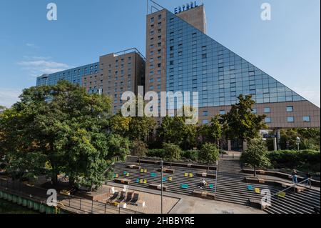 Il nobile hotel Estrel a Berlino Neukölln dal lato in formato Paesaggio Foto Stock