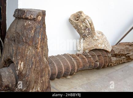 Le antiche anfore rotto sulla grande tassello di legno che è stato recuperato dal Mare Adriatico, Montenegro. Foto Stock