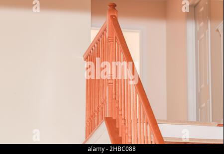 Scale in legno di design interno Foto Stock