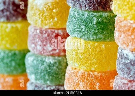 Un primo piano di pile di dolci rotondi, colorati, aromatizzati alla frutta e zuccherati, comunemente chiamati pastiglie. Foto Stock