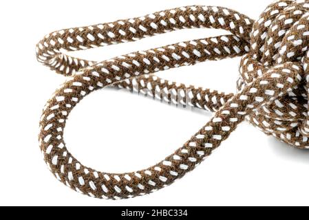 Macro foto di una corda marrone con dettagli bianchi in cotone e iuta, isolata su sfondo bianco. Foto Stock