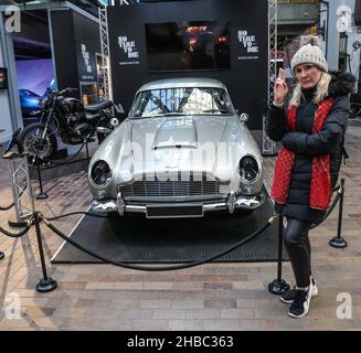 New Forest, Hampshire, UK 18 dicembre 2021 l'iconica betulla d'argento di Bond Aston Martin DB5, completa di una nuova targa a LED e mitragliatrici, gadget e costumi da No Time a Die Bond's Q-Enhanced Omega Seamaster Diver 300m, insieme ai piani tecnici per i design dei veicoli e alle armi DB5 Paul Quezada-Neiman/Alamy Live News Foto Stock