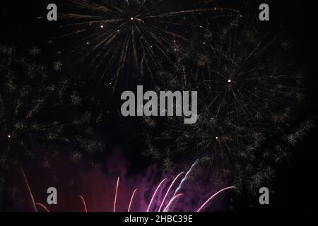 Splendidi fuochi d'artificio colorati e cielo notturno nero fotografato a Dubai, Emirati Arabi Uniti durante il festival dello shopping di Dubai. Bella foto di festa per Capodanno Foto Stock