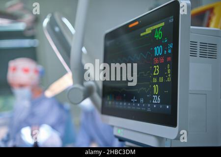 Monitor di controllo della frequenza cardiaca e delle condizioni del paziente in sala teatro dell'ospedale durante l'intervento chirurgico. Foto Stock