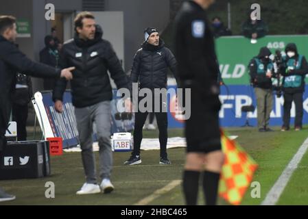 Germania ,Fuerth, Sportpark Ronhof Thomas Sommer - 18 dic 2021 - Fussball, 1.Bundesliga - SpVgg Greuther Fuerth vs FC Augsburg immagine: Trainer Stefan Leitl (SpVgg Greuther Fürth) in azione. Le normative DFL vietano l'uso di fotografie come sequenze di immagini e/o quasi-video Credit: Ryan Evans/Alamy Live News Foto Stock