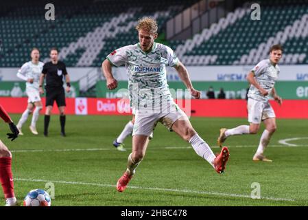 Germania ,Fuerth, Sportpark Ronhof Thomas Sommer - 18 dic 2021 - Fussball, 1.Bundesliga - SpVgg Greuther Fuerth vs FC Augsburg immagine: Sebastian Griesbeck (SpVgg Greuther Fürth,22) in azione. Le normative DFL vietano l'uso di fotografie come sequenze di immagini e/o quasi-video Credit: Ryan Evans/Alamy Live News Foto Stock