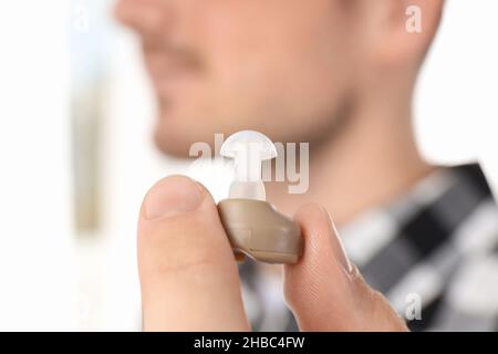 Concetto di assistenza sanitaria con apparecchi acustici, primo piano Foto Stock