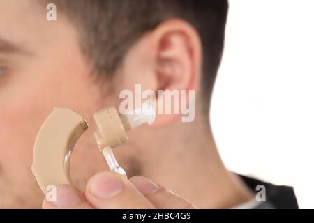 Concetto di assistenza sanitaria con apparecchi acustici, primo piano Foto Stock