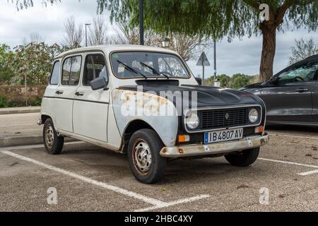 Santanyi, Spagna; dicembre 11 2021: Auto vecchia, Renault 4 TL bianca parcheggiata in un parcheggio pubblico Foto Stock