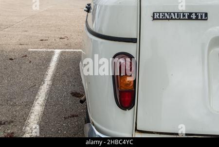 Santanyi, Spagna; dicembre 11 2021: Auto vecchia, Renault 4 TL bianca parcheggiata in un parcheggio pubblico Foto Stock