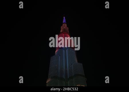 Stagione di festa 2019-2020 illuminazione del bellissimo edificio extra alto chiamato Burj Khalifa a Dubai, Emirati Arabi Uniti, dicembre 2019. Incredibili luci a colori arcobaleno Foto Stock