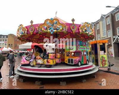 Market Square Northampton Regno Unito zona fieristica per bambini, autobus per bambini, giostre per la fiera, giostre in moto, autobus e auto Foto Stock