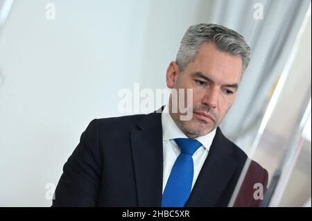 Vienna, Austria. 18th dicembre 2021. Conferenza stampa sulla presentazione del coordinamento nazionale delle crisi COVID con il Cancelliere federale Karl Nehammer (ÖVP) Foto Stock