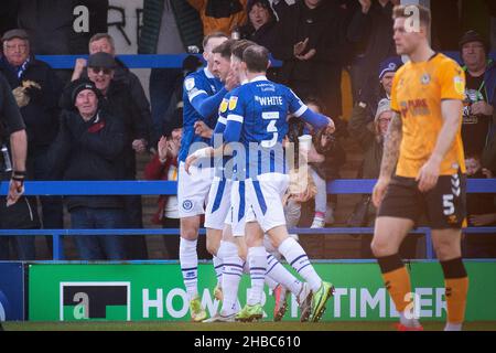 Rochdale, Regno Unito. 18th Dic 2021. Jake Beesley di Rochdale (c) festeggia con i suoi compagni di squadra dopo aver ottenuto il punteggio di 1st gol. EFL Skybet Football League Two match, Rochdale AFC contro Newport County alla Crown Oil Arena di Rochdale, Greater Manchester sabato 18th dicembre 2021. Questa immagine può essere utilizzata solo a scopo editoriale. Solo per uso editoriale, licenza richiesta per uso commerciale. Nessun uso in scommesse, giochi o un singolo club/campionato/giocatore publications.pic da Credit: Andrew Orchard sport photography/Alamy Live News Foto Stock