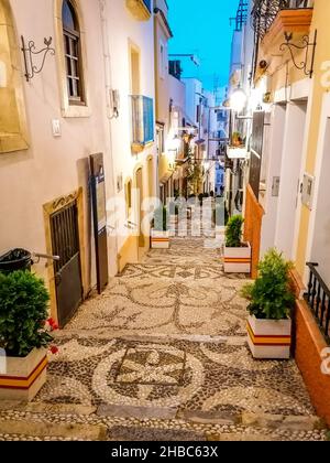 Foto verticale di una strada stretta nella città vecchia di Calpe, Spagna Foto Stock