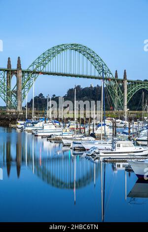 Barche ormeggiate nel porto di Newport Marina e Yaquina Bay Bridge, Newport, Oregon, Stati Uniti d'America Foto Stock