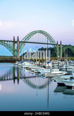 Barche ormeggiate nel porto di Newport Marina e Yaquina Bay Bridge, Newport, Oregon, Stati Uniti d'America Foto Stock