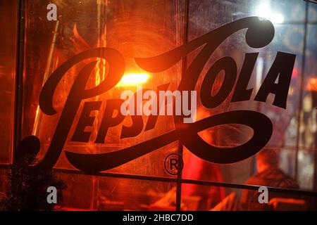 Bucarest, Romania - 03 dicembre 2021: Pepsi-Cola commerciale sulla parete trasparente di un ristorante nel centro storico di Bucarest. Foto Stock