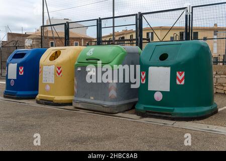 Santanyi, Spagna; dicembre 11 2021: Contenitori per la raccolta e il riciclaggio dei rifiuti, nella città di Majorcan di Santanyi Foto Stock