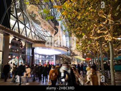 18 dicembre 2021, Hessen, Francoforte sul meno: Passerelle-a piedi di fronte al centro commerciale MyZeil. Poco prima di Natale, la via dello shopping Zeil di Francoforte è piena di gente. Foto: Hannes P. Albert/dpa Foto Stock