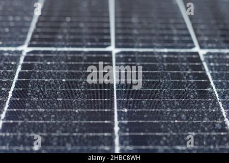 Pannelli solari ricoperti di goccioline d'acqua. Foto dopo la pioggia Foto Stock