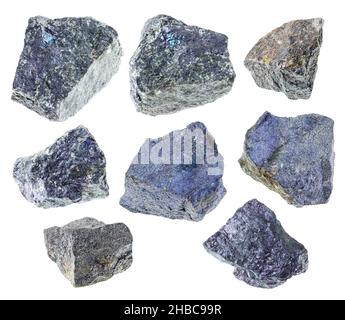 set di varie pietre di bornite (minerali di pavone) ritagliate su sfondo bianco Foto Stock