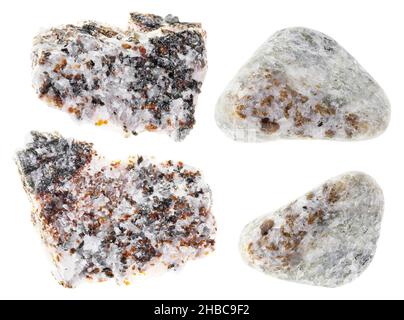 set di cristalli di condrodite in rocce di calcite grezze ritagliate su sfondo bianco Foto Stock