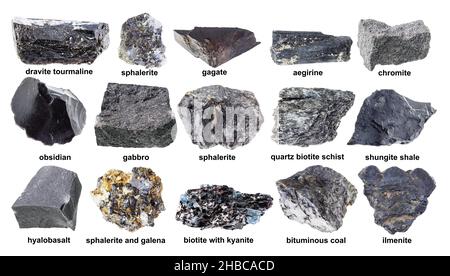 set di varie pietre nere crude con nomi ritagliati su sfondo bianco Foto Stock