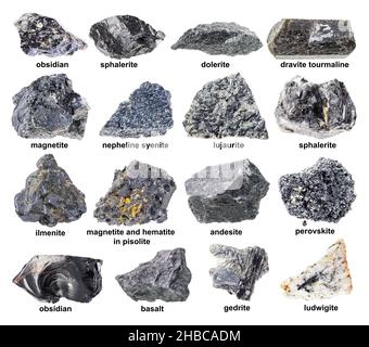 set di vari minerali grezzi neri con i nomi ritagliati su sfondo bianco Foto Stock