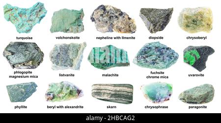 set di vari minerali verdi naturali con nomi ritagliati su sfondo bianco Foto Stock