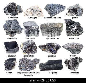 set di vari minerali neri non lucidati con nomi ritagliati su sfondo bianco Foto Stock