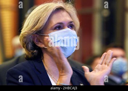 Valerie Pecresse, candidato Les Républicains LR, alle elezioni presidenziali del 2022, in riunione a Strasburgo nel distretto di Neudorf. Alla presenza di Philippe Richert ex presidente della Regione Grand Est, Jean Rottner attuale presidente della Regione Grand Est, Jean Philippe Vetter, Jean Philippe Maurer, Anne Sander, nonché di funzionari eletti della regione e sostenitori del partito LR. 17 dicembre 2021, a Strasburgo, Francia nord-orientale. Foto di Nicolas Roses/ABACAPRESS.COM Foto Stock