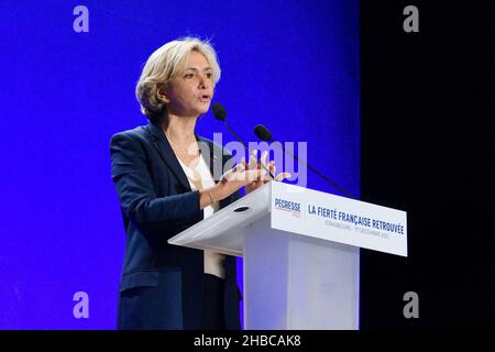Valerie Pecresse, candidato Les Républicains LR, alle elezioni presidenziali del 2022, in riunione a Strasburgo nel distretto di Neudorf. Alla presenza di Philippe Richert ex presidente della Regione Grand Est, Jean Rottner attuale presidente della Regione Grand Est, Jean Philippe Vetter, Jean Philippe Maurer, Anne Sander, nonché di funzionari eletti della regione e sostenitori del partito LR. 17 dicembre 2021, a Strasburgo, Francia nord-orientale. Foto di Nicolas Roses/ABACAPRESS.COM Foto Stock