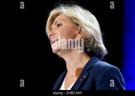 Valerie Pecresse, candidato Les Républicains LR, alle elezioni presidenziali del 2022, in riunione a Strasburgo nel distretto di Neudorf. Alla presenza di Philippe Richert ex presidente della Regione Grand Est, Jean Rottner attuale presidente della Regione Grand Est, Jean Philippe Vetter, Jean Philippe Maurer, Anne Sander, nonché di funzionari eletti della regione e sostenitori del partito LR. 17 dicembre 2021, a Strasburgo, Francia nord-orientale. Foto di Nicolas Roses/ABACAPRESS.COM Foto Stock