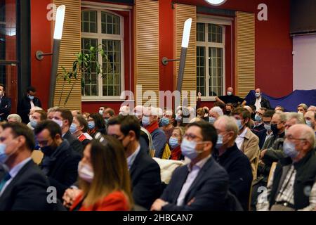 Valerie Pecresse, candidato Les Républicains LR, alle elezioni presidenziali del 2022, in riunione a Strasburgo nel distretto di Neudorf. Alla presenza di Philippe Richert ex presidente della Regione Grand Est, Jean Rottner attuale presidente della Regione Grand Est, Jean Philippe Vetter, Jean Philippe Maurer, Anne Sander, nonché di funzionari eletti della regione e sostenitori del partito LR. 17 dicembre 2021, a Strasburgo, Francia nord-orientale. Foto di Nicolas Roses/ABACAPRESS.COM Foto Stock