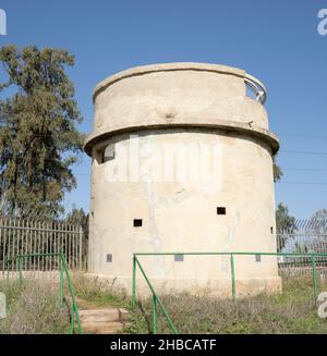 Afek, Israele - 11th dicembre 2021: Una storica palma di protezione in calcestruzzo, costruita per proteggere una ferrovia principale. Foto Stock