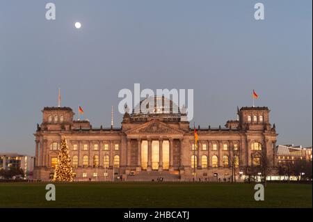 16.12.2021, Berlino, Germania, Europa - la luce della sera si riflette nelle finestre dell'edificio del Reichstag (Dieta Imperiale) nel quartiere Mitte. Foto Stock