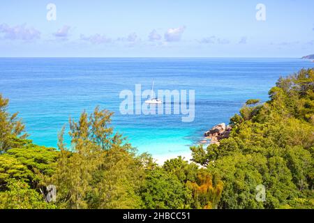 Spiaggia famosa Anse Georgette sull'isola di Praslin, Seychelles Foto Stock
