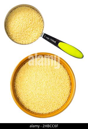 Set di cuscous grezzi del Nord Africa su sfondo bianco Foto Stock