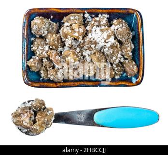 set di capperi salati con intagli di sale marino su sfondo bianco Foto Stock