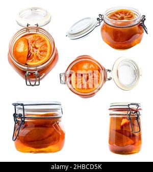 collage da marmellata di mandarino fatta in casa in vasetti di vetro aperti ritagliati su sfondo bianco Foto Stock