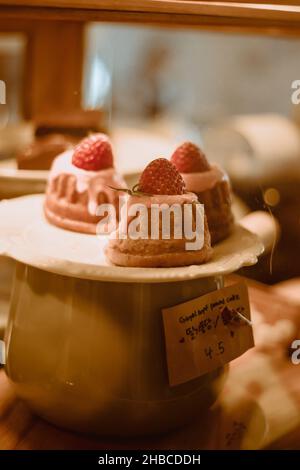 Shot verticale di dolci deliziosi Gugelhopf Pound dolci in un panificio in vendita Foto Stock