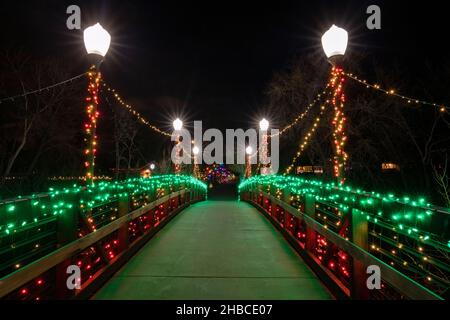 Luci colorate di Natale sul ponte Billy Drew su Clear Creek Trail - Golden, Colorado, Stati Uniti Foto Stock