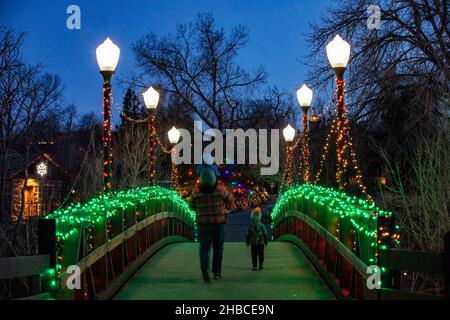 Luci colorate di Natale sul ponte Billy Drew su Clear Creek Trail - Golden, Colorado, Stati Uniti Foto Stock