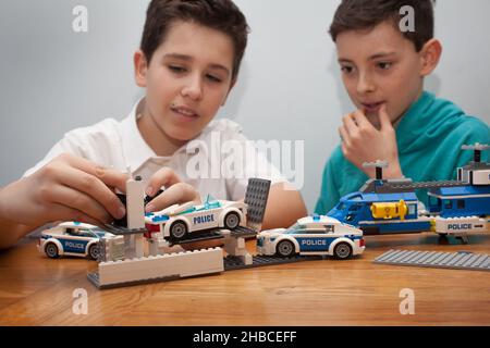 Due ragazzi che giocano insieme con Lego Foto Stock