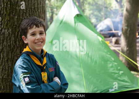 Un ritratto di un ragazzo durante un viaggio scout campeggio in Oxfordshire, Regno Unito Foto Stock