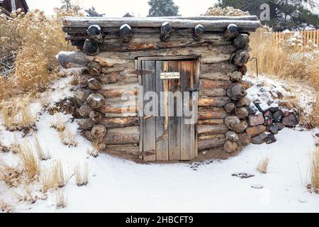 Cantina di radici innevate nel Golden History Park, Golden, Colorado, USA Foto Stock