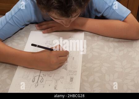 Un ragazzo che disegnava una foto di una città balneare, scattata il 13 agosto 2020 a Wool, Dorset, UK Foto Stock